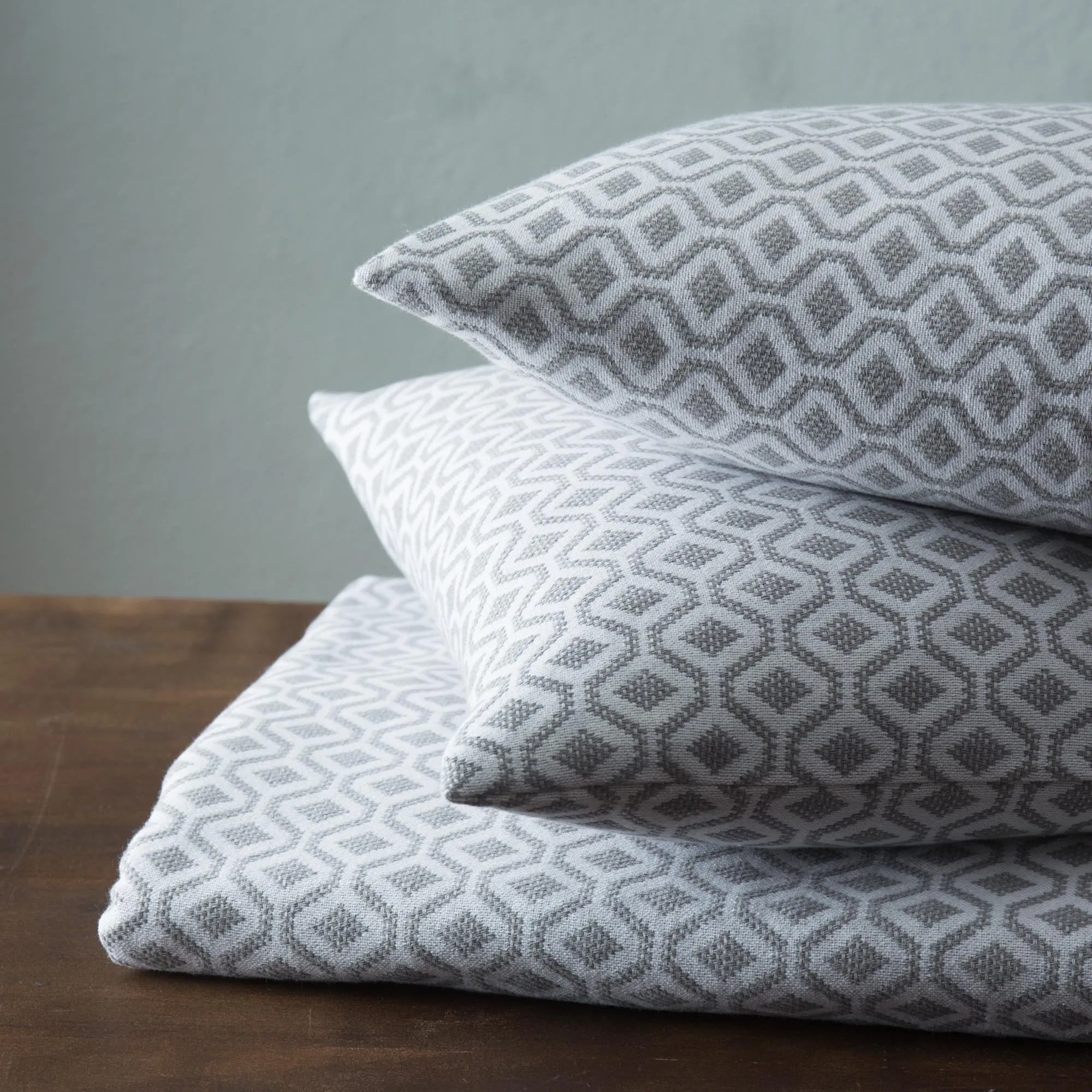 Viana Cushion Cover [Grey/White]